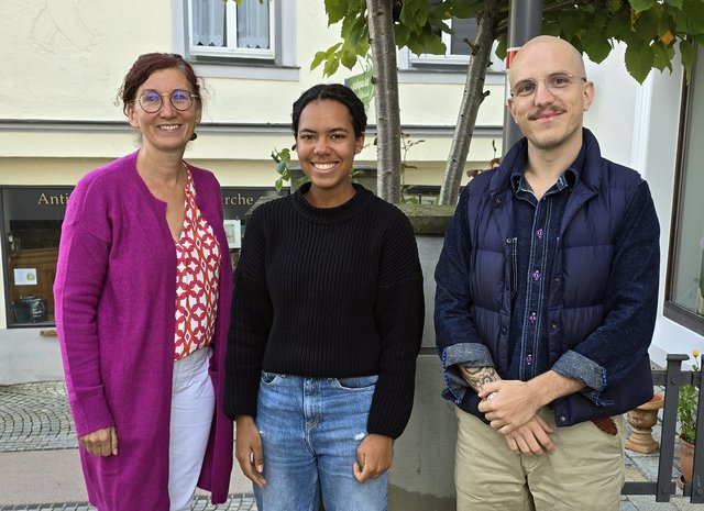 Die neue Bundesfreiwilligendienstlerin Marcelli Nzoungani (Mitte) unterstützt seit dem 1. September die Volkshochschule und die Stadtbücherei Bad Waldsee. Beate Scheffold und Jan Scheurer hießen sie herzlich willkommen.