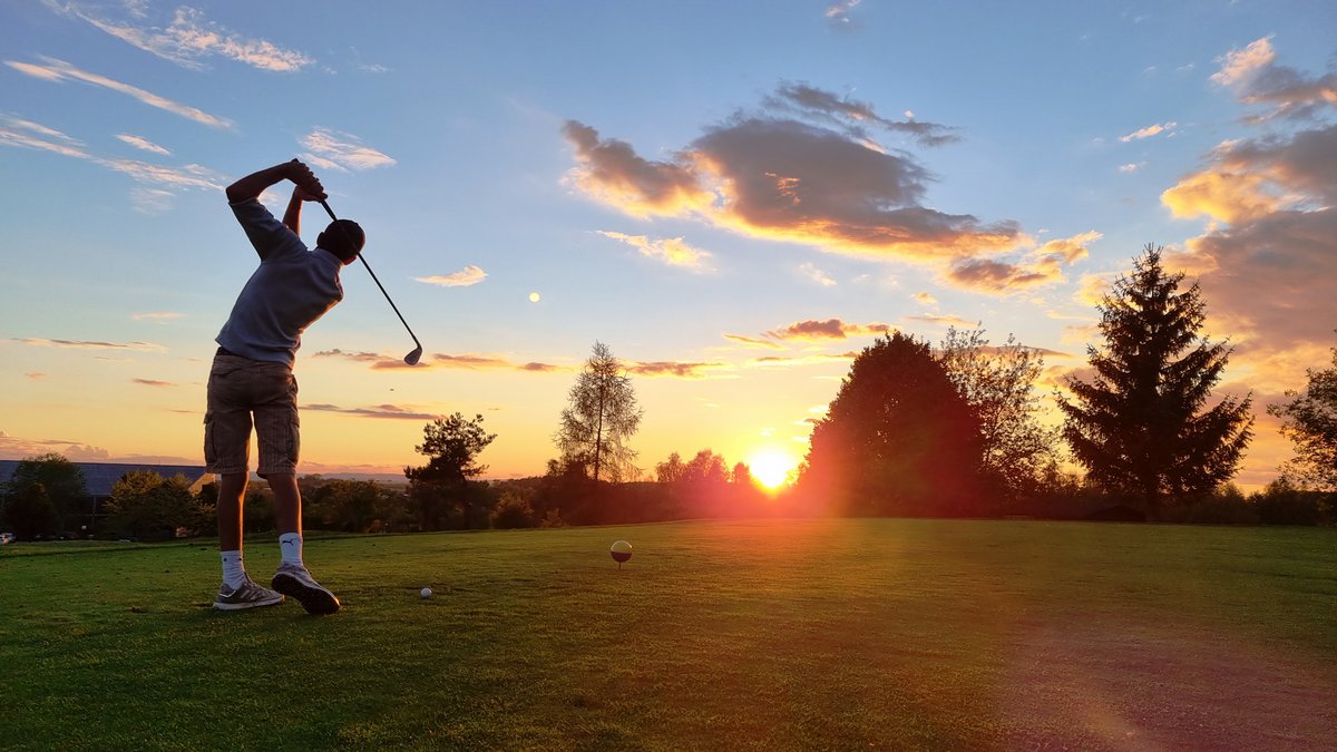 Golfer bei Sonnenuntergang