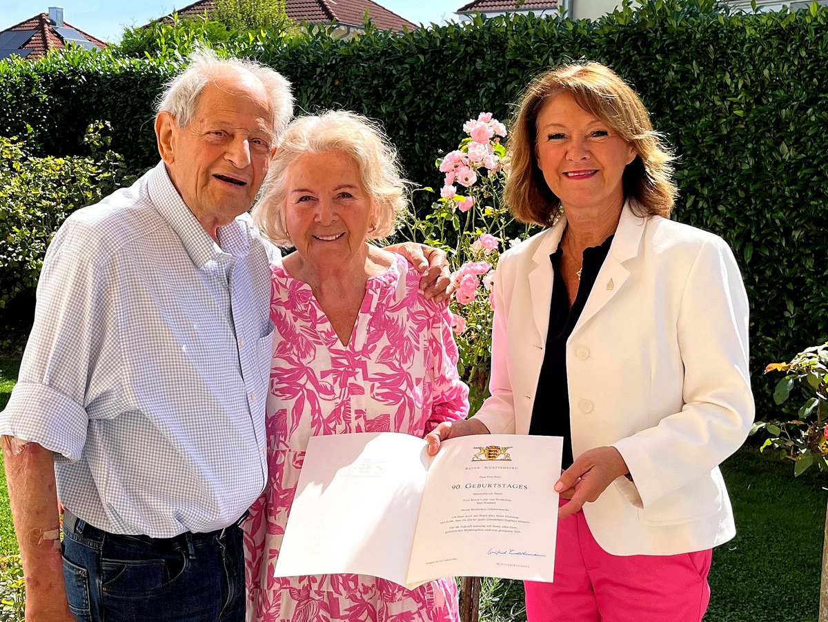 Bürgermeisterin Monika Ludy (rechts) gratulierte Marie-Luise von Wuthenau zu ihrem 90. Geburtstag. Über den Besuch freute sich auch Ehegatte Carl-Friedrich von Wuthenau.